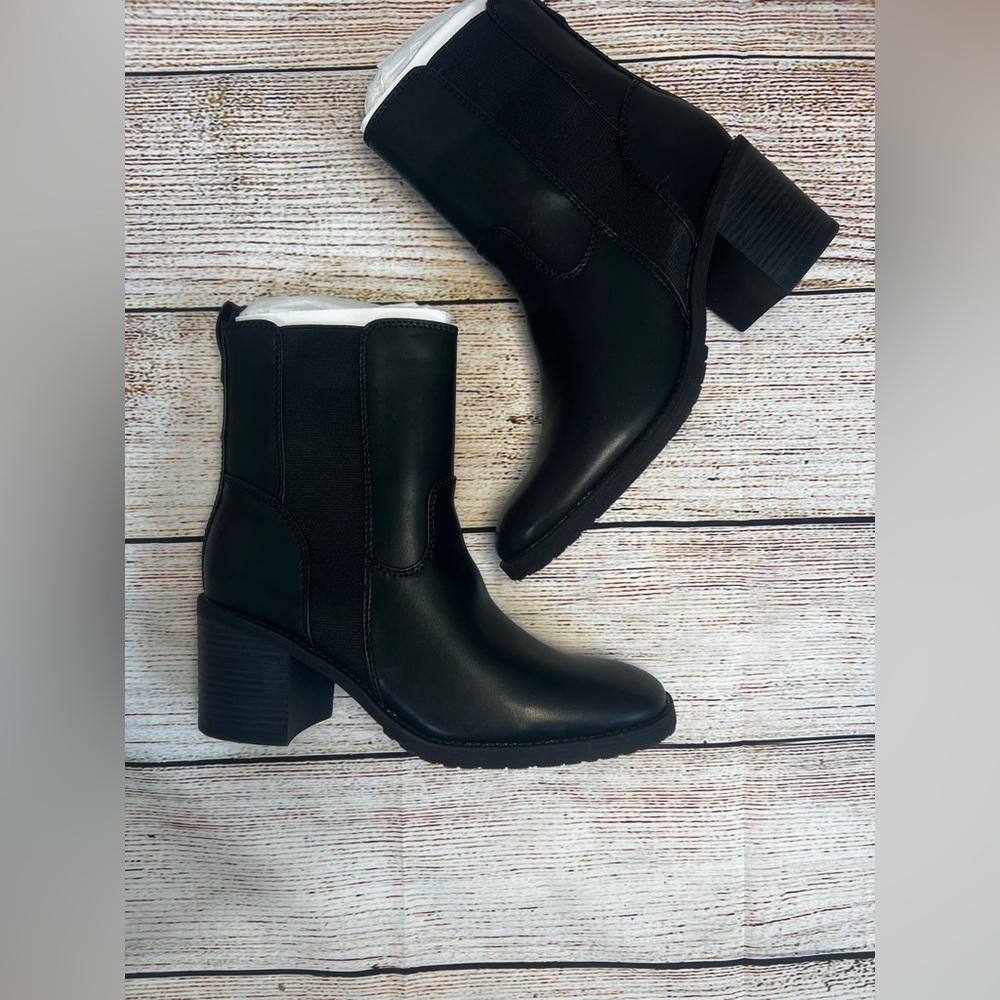 Zodiac Black Chelsea Boots – Size 9.5
Brand new without tags